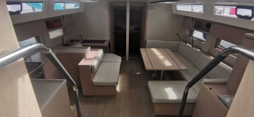 Beneteau Oceanis 51.1 | Living in Sea