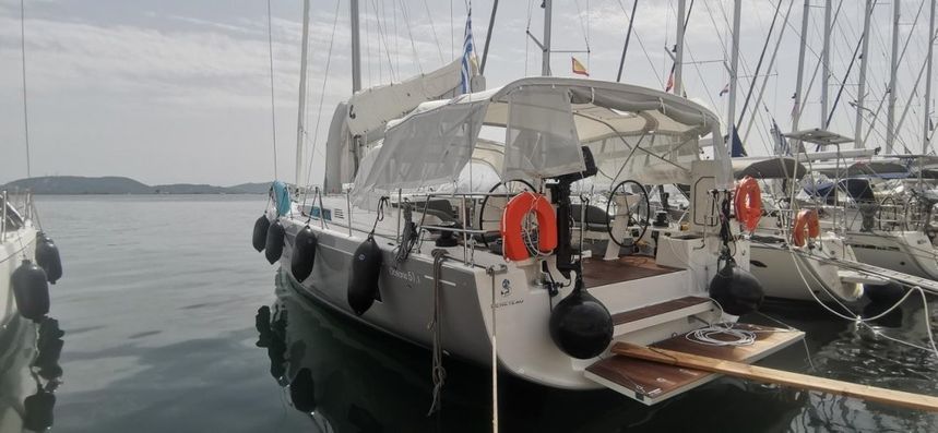 Beneteau Oceanis 51.1 | Living in Sea