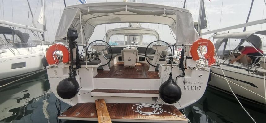 Beneteau Oceanis 51.1 | Living in Sea