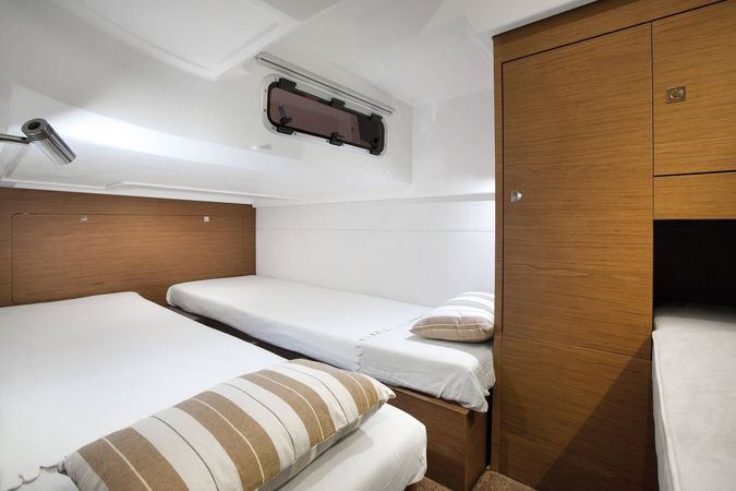 Jeanneau Leader 36 | Black Lobster