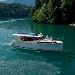 Greenline 33 | Dalen Electric yacht