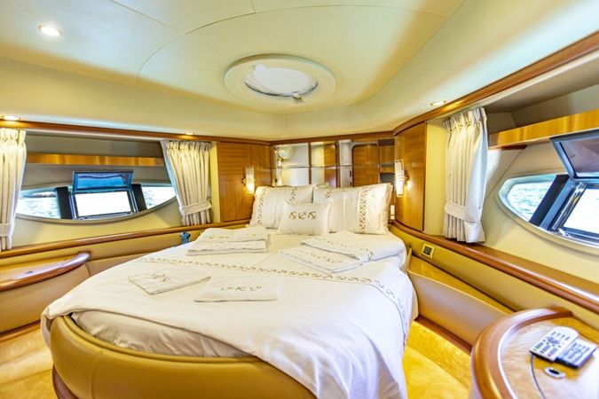 Azimut 62 Fly | Efe 01