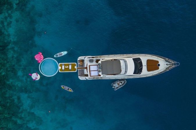 Azimut 62 Fly | Efe 01