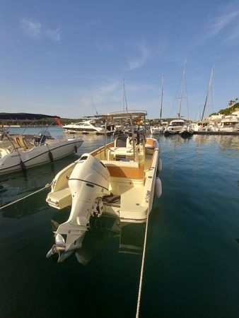 Invictus 240 | L Mar