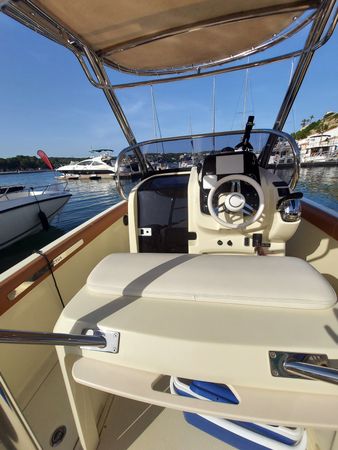 Invictus 240 | L Mar