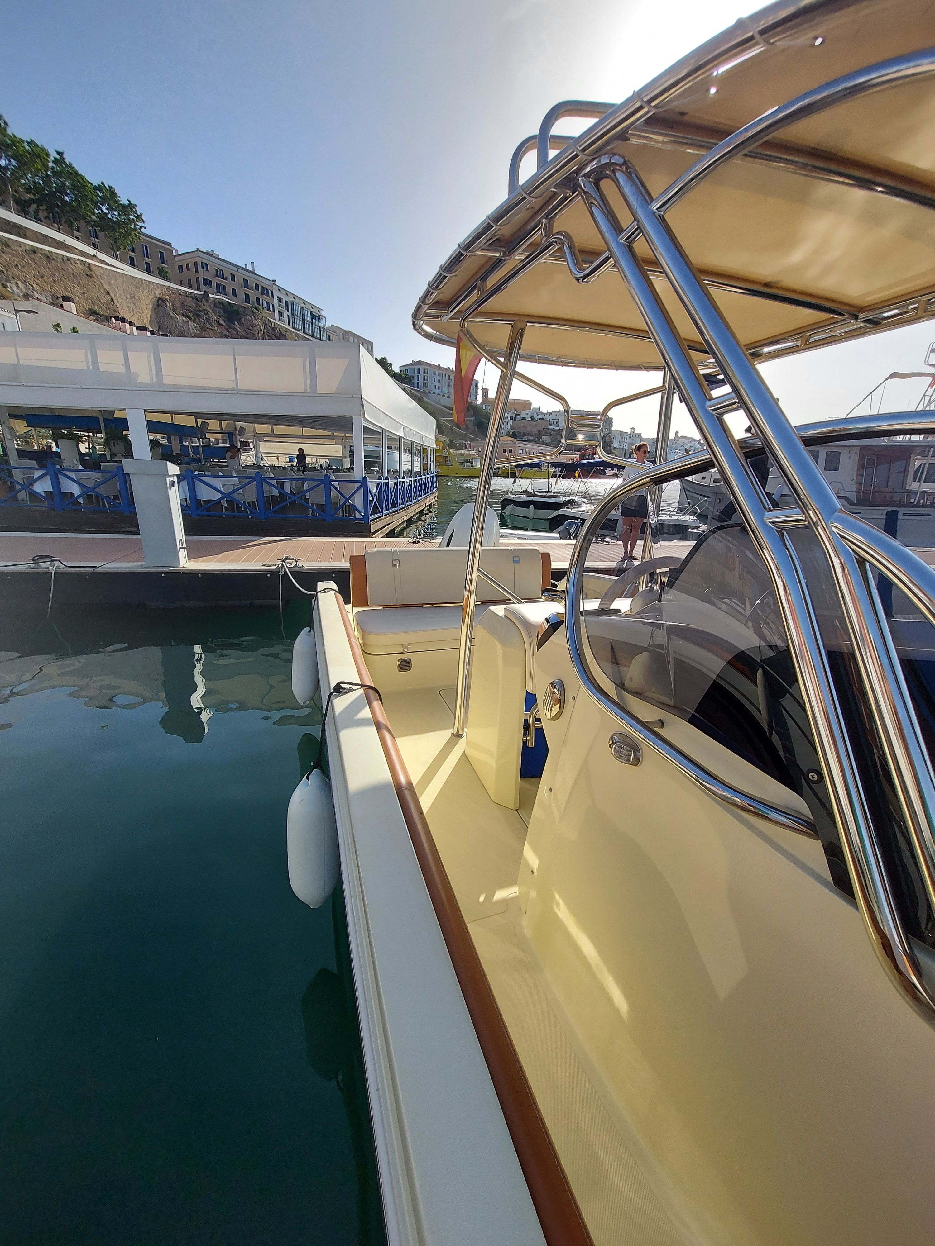 Invictus 240 | L Mar