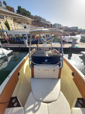 Invictus 240 | L Mar
