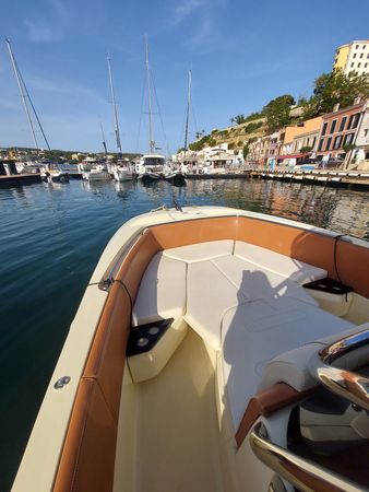 Invictus 240 | L Mar