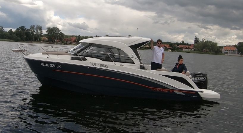 Beneteau Antares 8 | Blue Szejk
