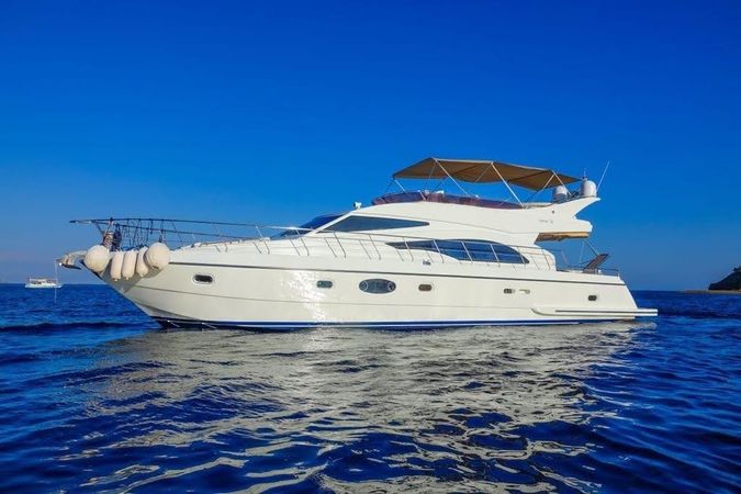 Mengi Yay Leomar 59 | White Blue