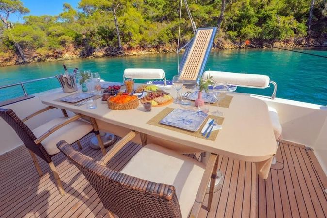 Mengi Yay Leomar 59 | White Blue