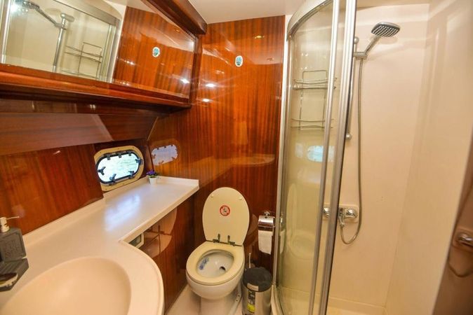 Mengi Yay Leomar 59 | White Blue