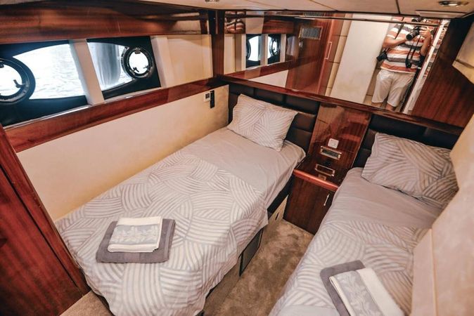 Mengi Yay Leomar 59 | White Blue