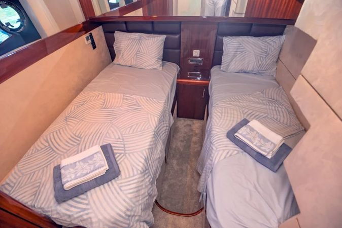 Mengi Yay Leomar 59 | White Blue