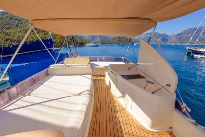 Mengi Yay Leomar 59 | White Blue