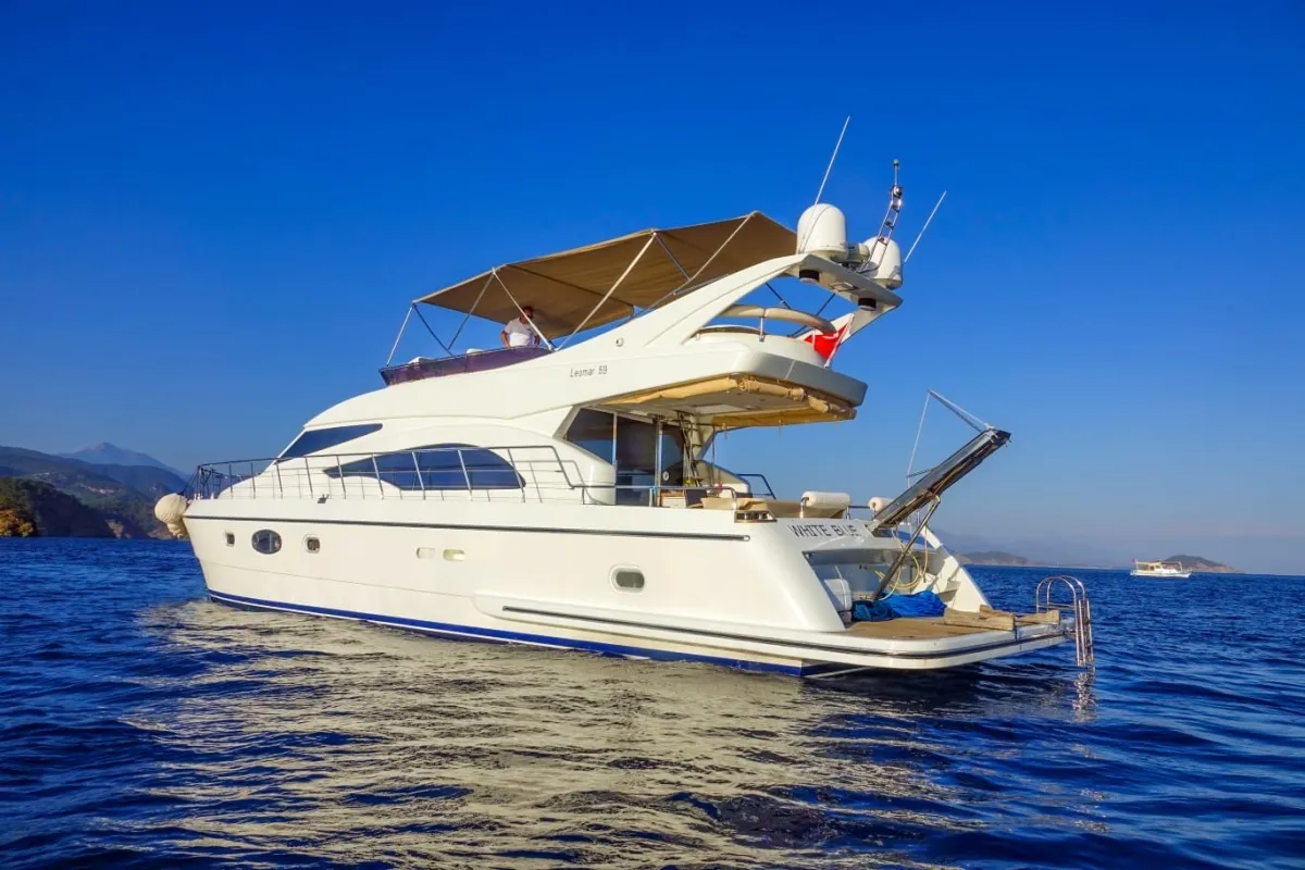 Mengi Yay Leomar 59 | White Blue