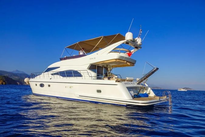 Mengi Yay Leomar 59 | White Blue