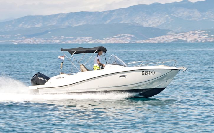 Quicksilver 675 Activ | Sundeck