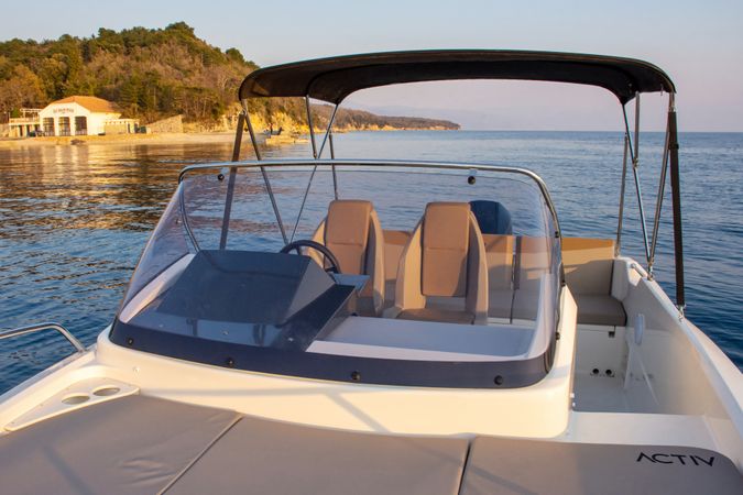 Quicksilver 675 Activ | Sundeck