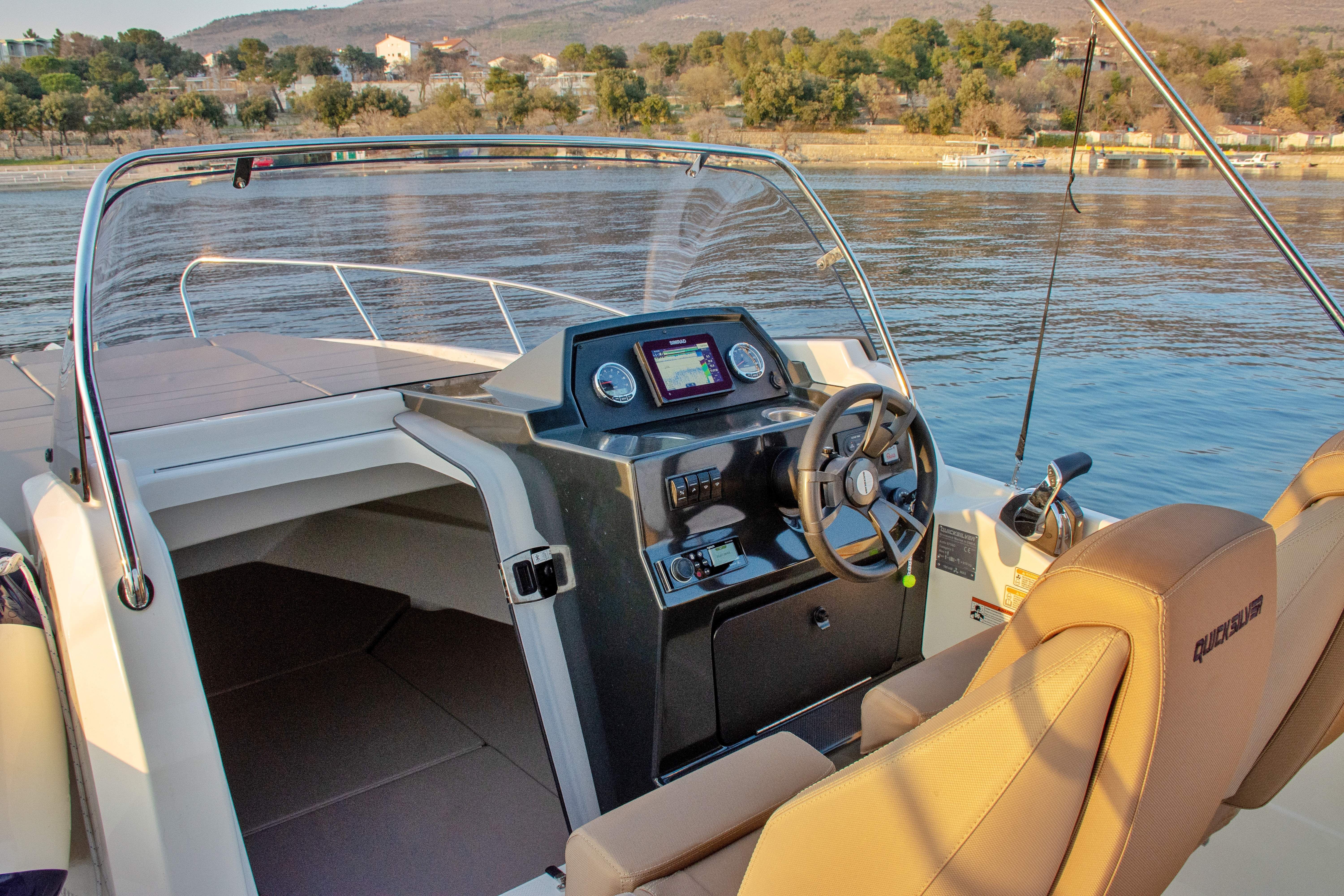 Quicksilver 675 Activ | Sundeck