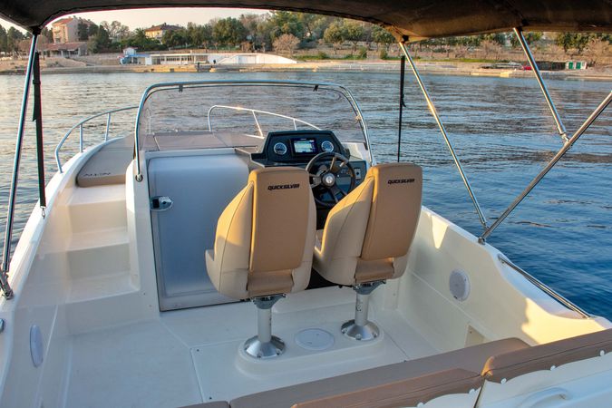 Quicksilver 675 Activ | Sundeck