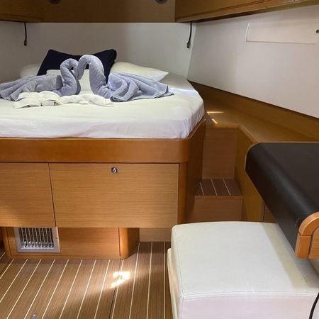 Jeanneau 469 | Silver Girl