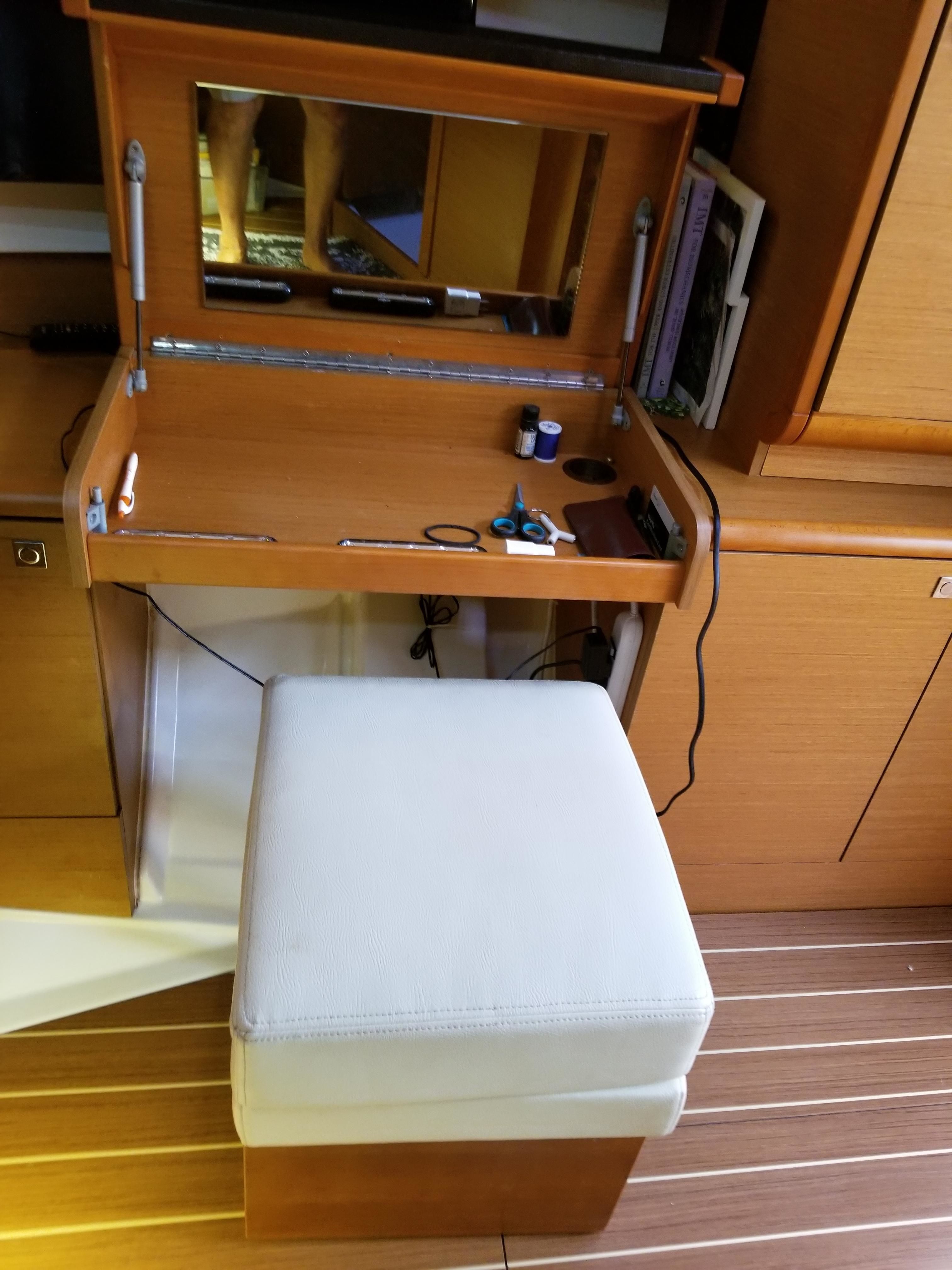 Jeanneau 469 | Silver Girl