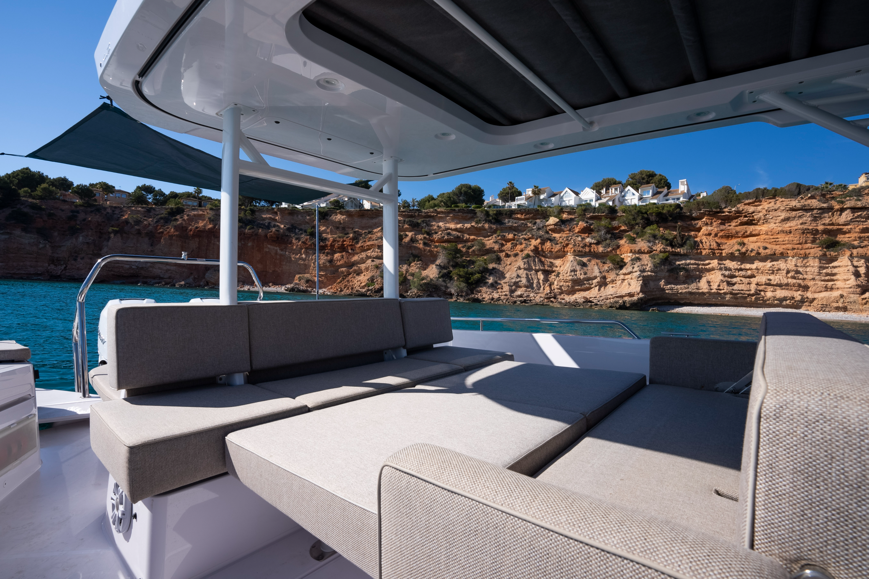 Axopar 37 Sun Top | Level 33