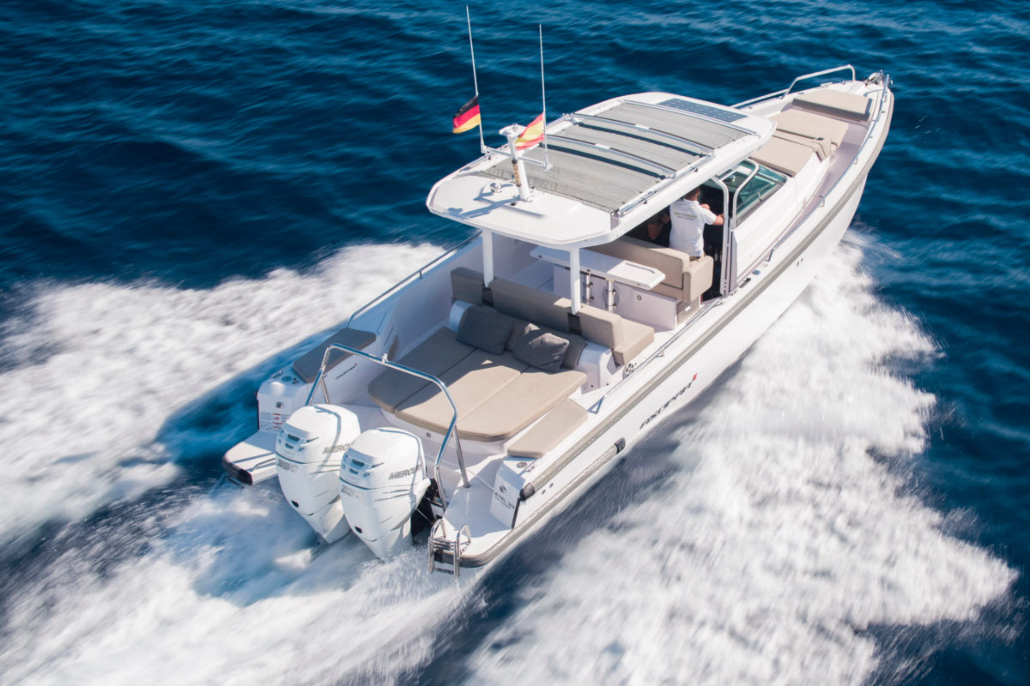 Axopar 37 Sun Top | Level 33