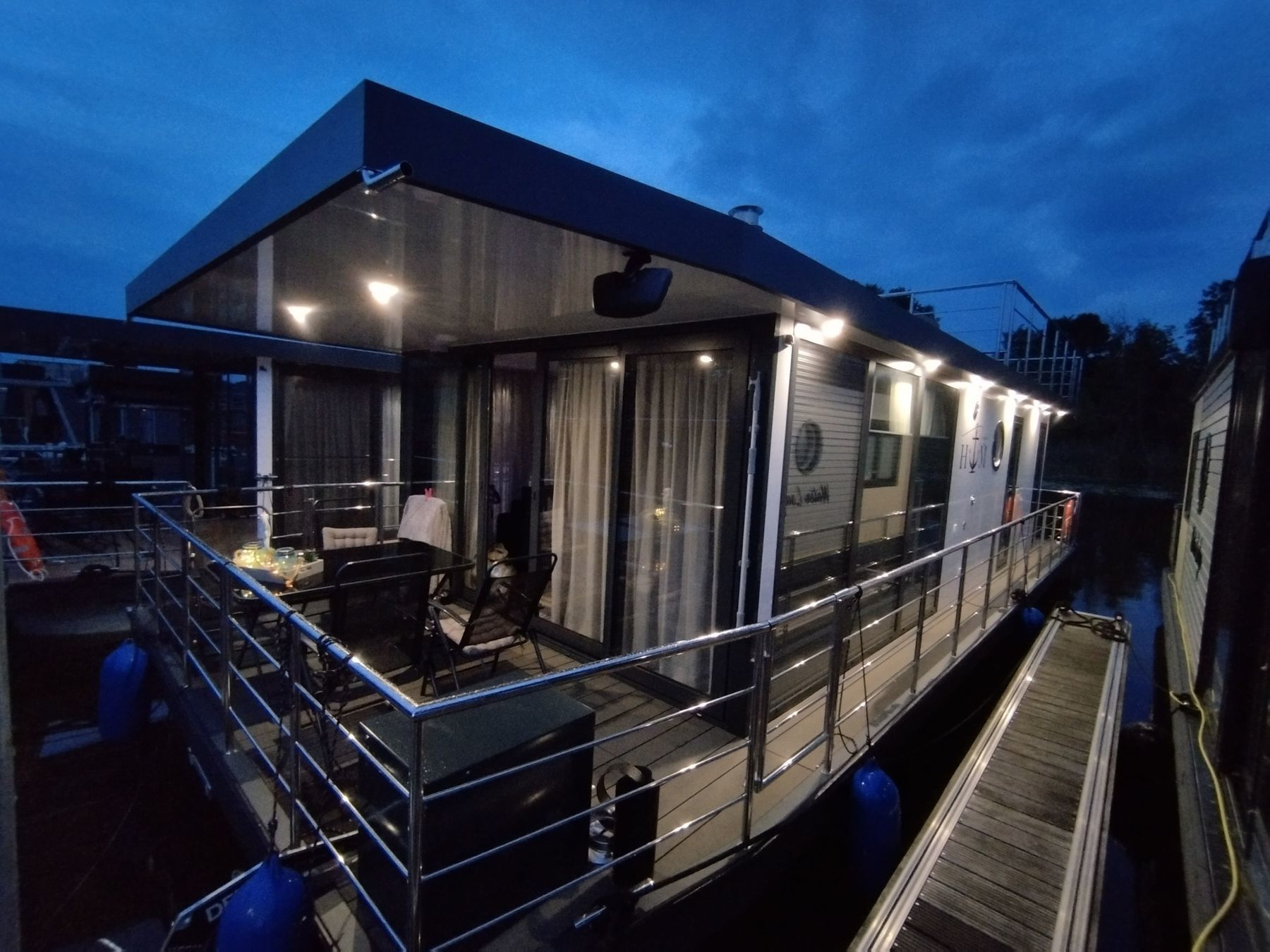 Waterbus S.C. Independent 10 | H + M Lounge