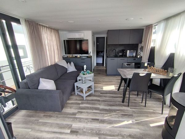 Waterbus S.C. Independent 10 | H + M Lounge