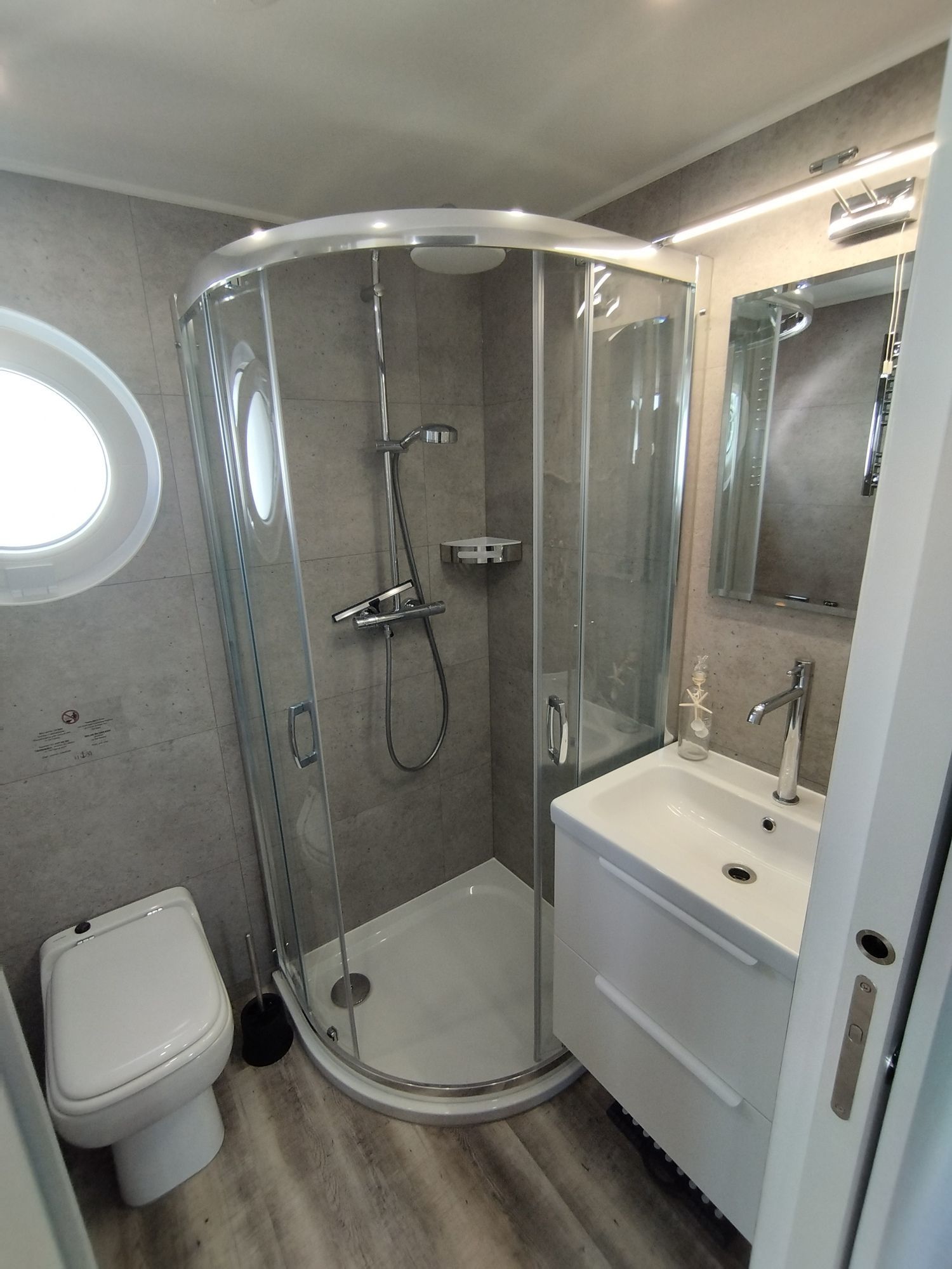 Waterbus S.C. Independent 10 | H + M Lounge