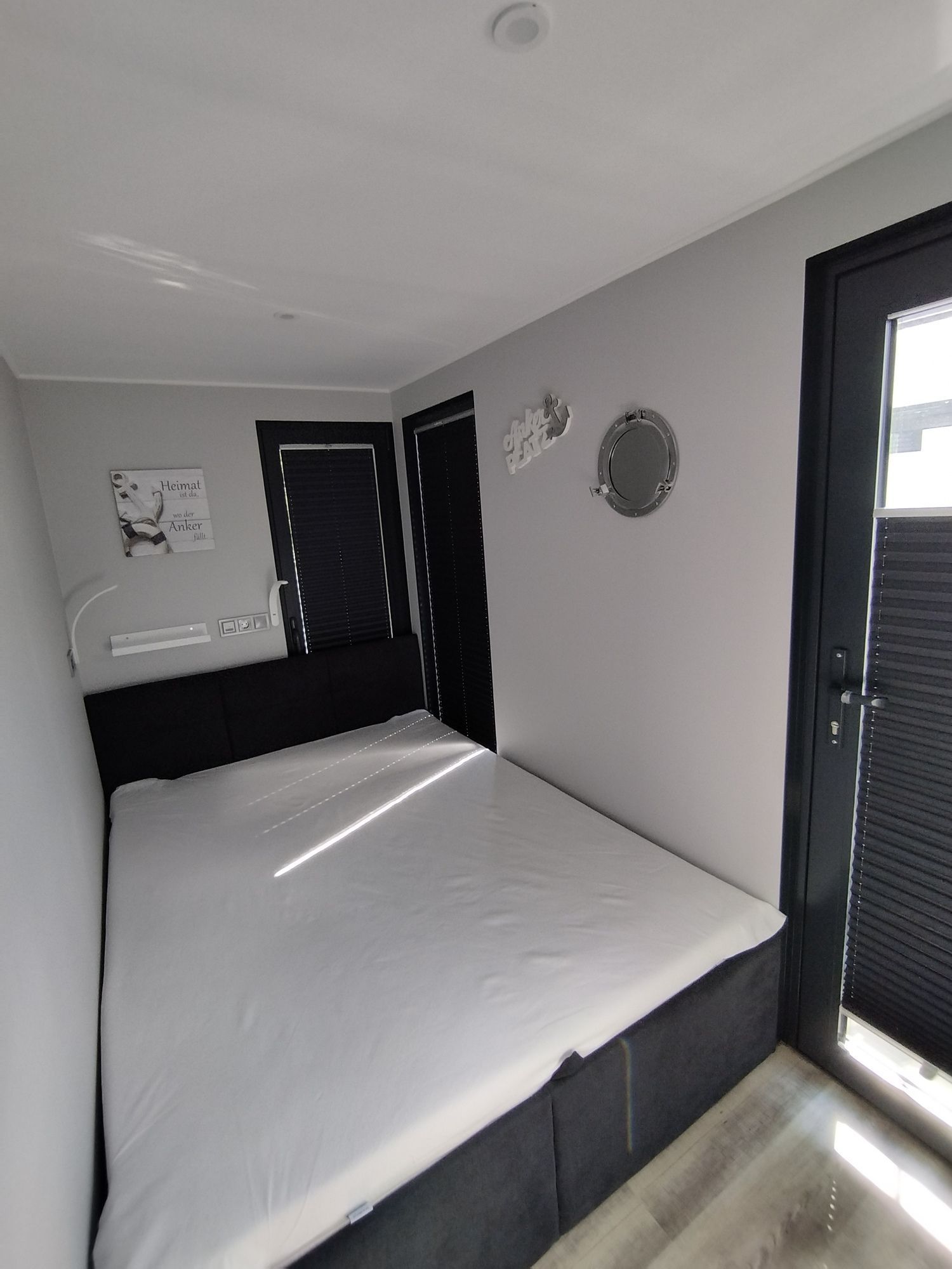 Waterbus S.C. Independent 10 | H + M Lounge