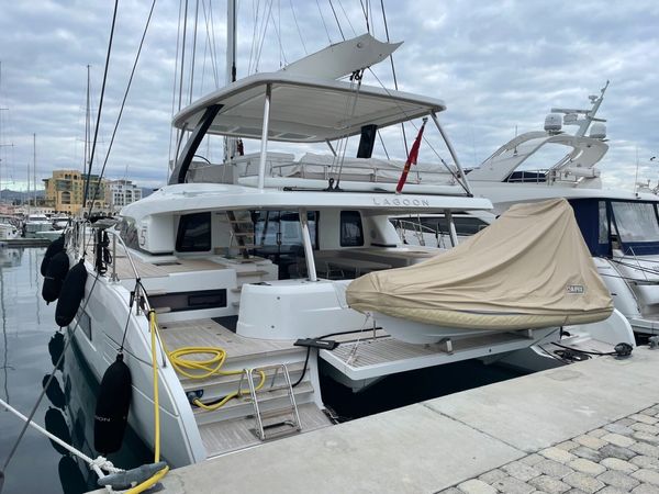 Lagoon Sixty 5 | White Caps