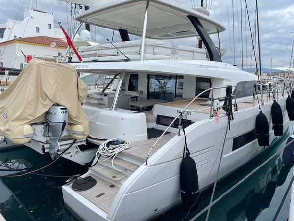 Lagoon Sixty 5 | White Caps