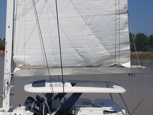 Lagoon Sixty 5 | White Caps