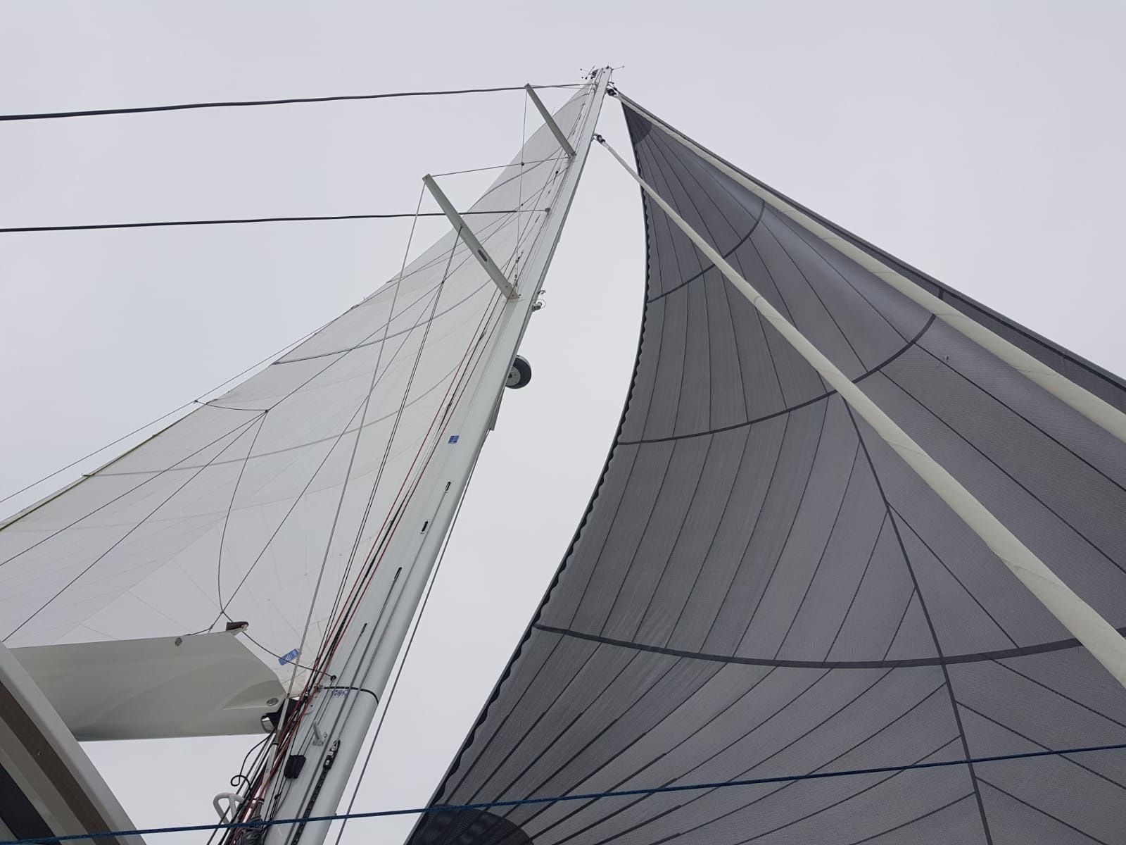 Lagoon Sixty 5 | White Caps