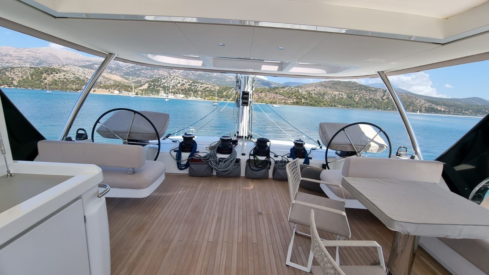 Lagoon Sixty 5 | White Caps