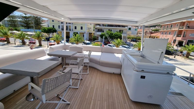 Lagoon Sixty 5 | White Caps