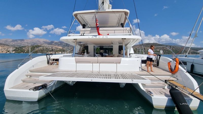 Lagoon Sixty 5 | White Caps