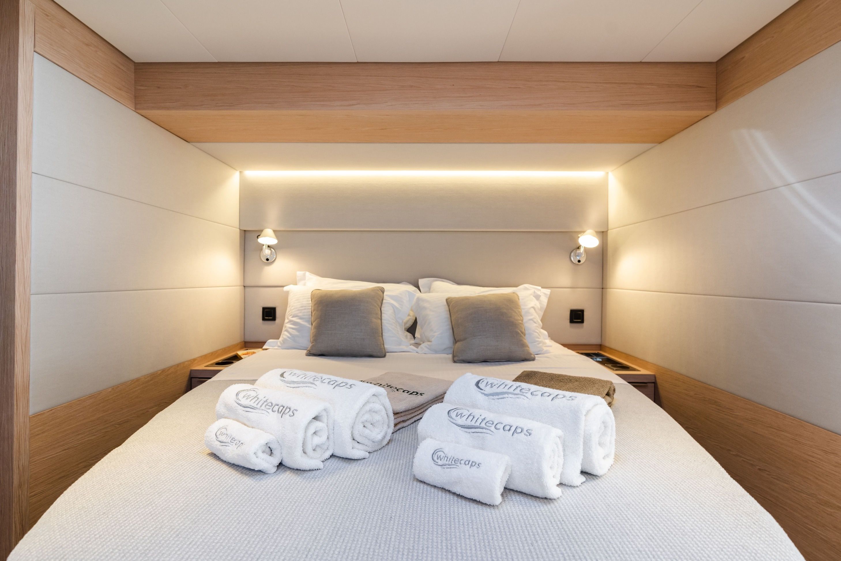 Lagoon Sixty 5 | White Caps