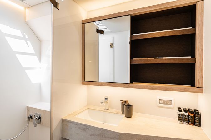 Lagoon Sixty 5 | White Caps