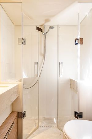 Lagoon Sixty 5 | White Caps