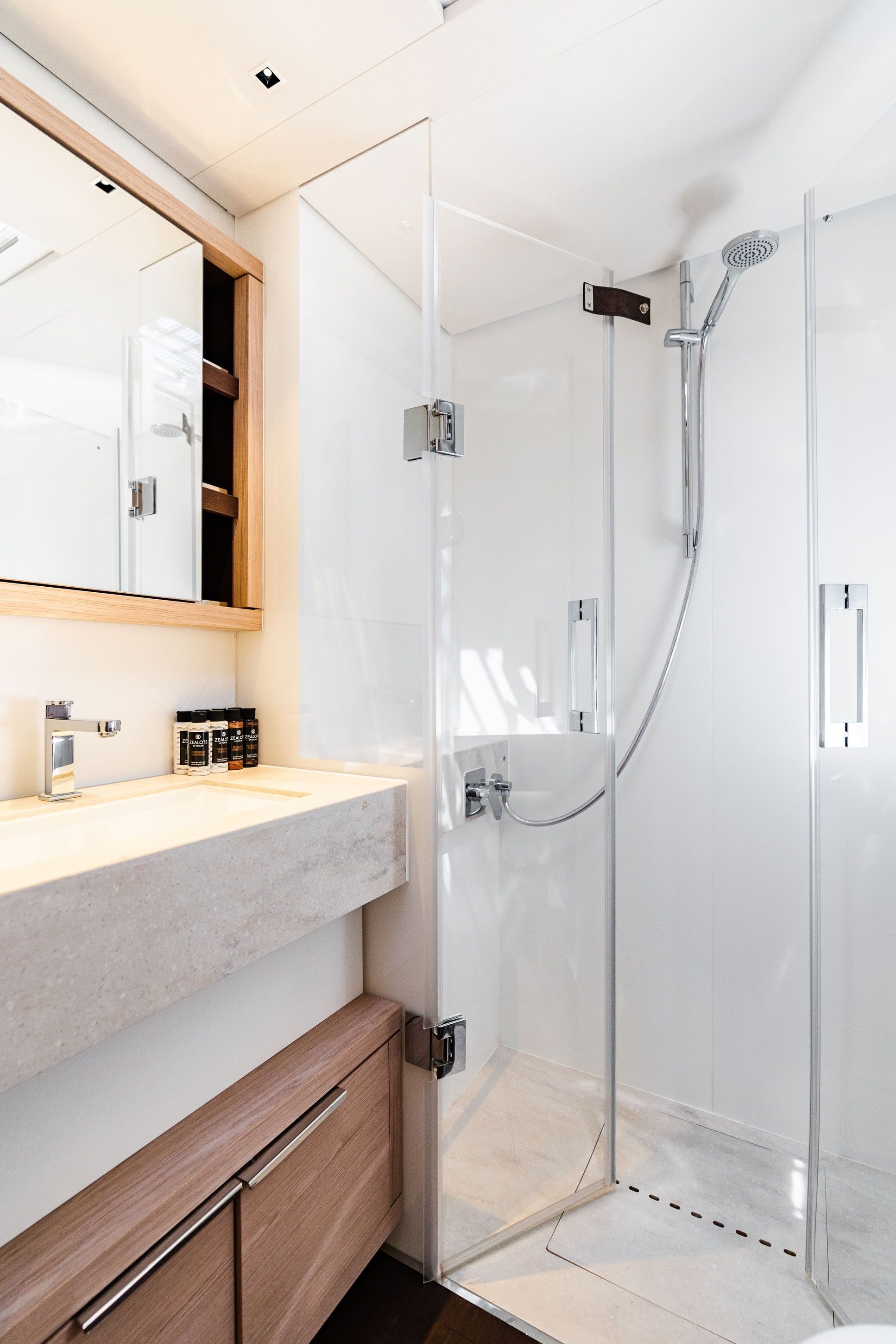 Lagoon Sixty 5 | White Caps