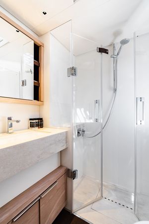 Lagoon Sixty 5 | White Caps