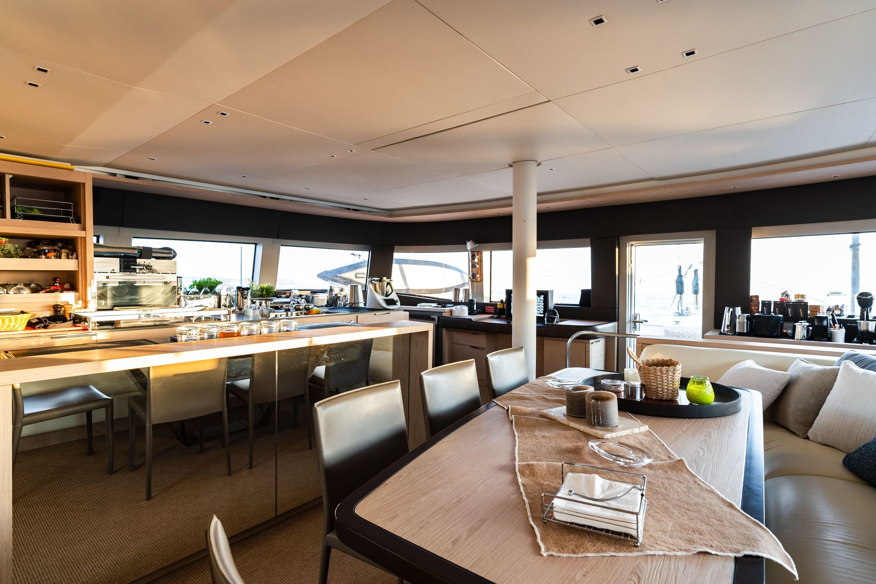 Lagoon Sixty 5 | White Caps