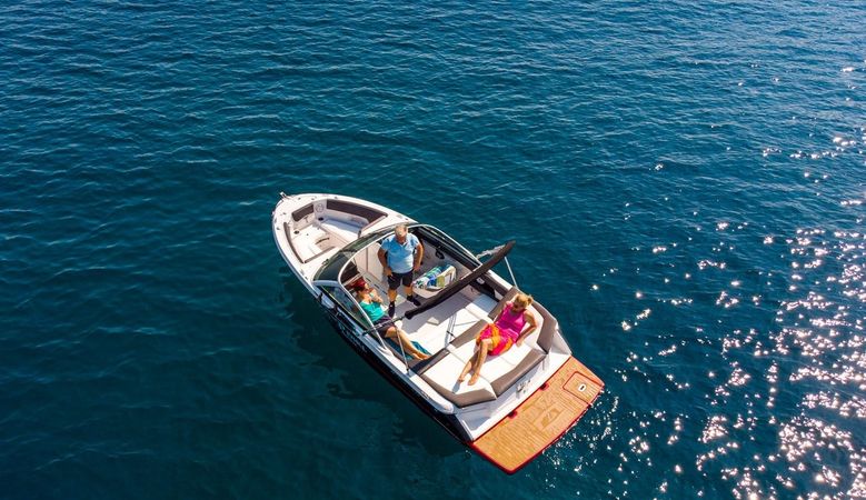 Four Winns 210 Horizon | Black Pearl