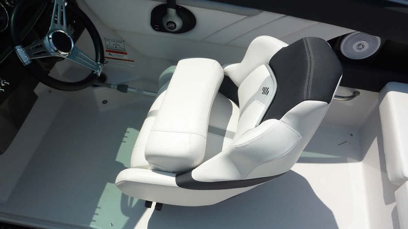 Four Winns 210 Horizon | Black Pearl