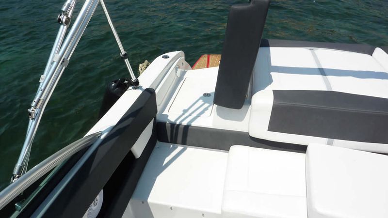 Four Winns 210 Horizon | Black Pearl