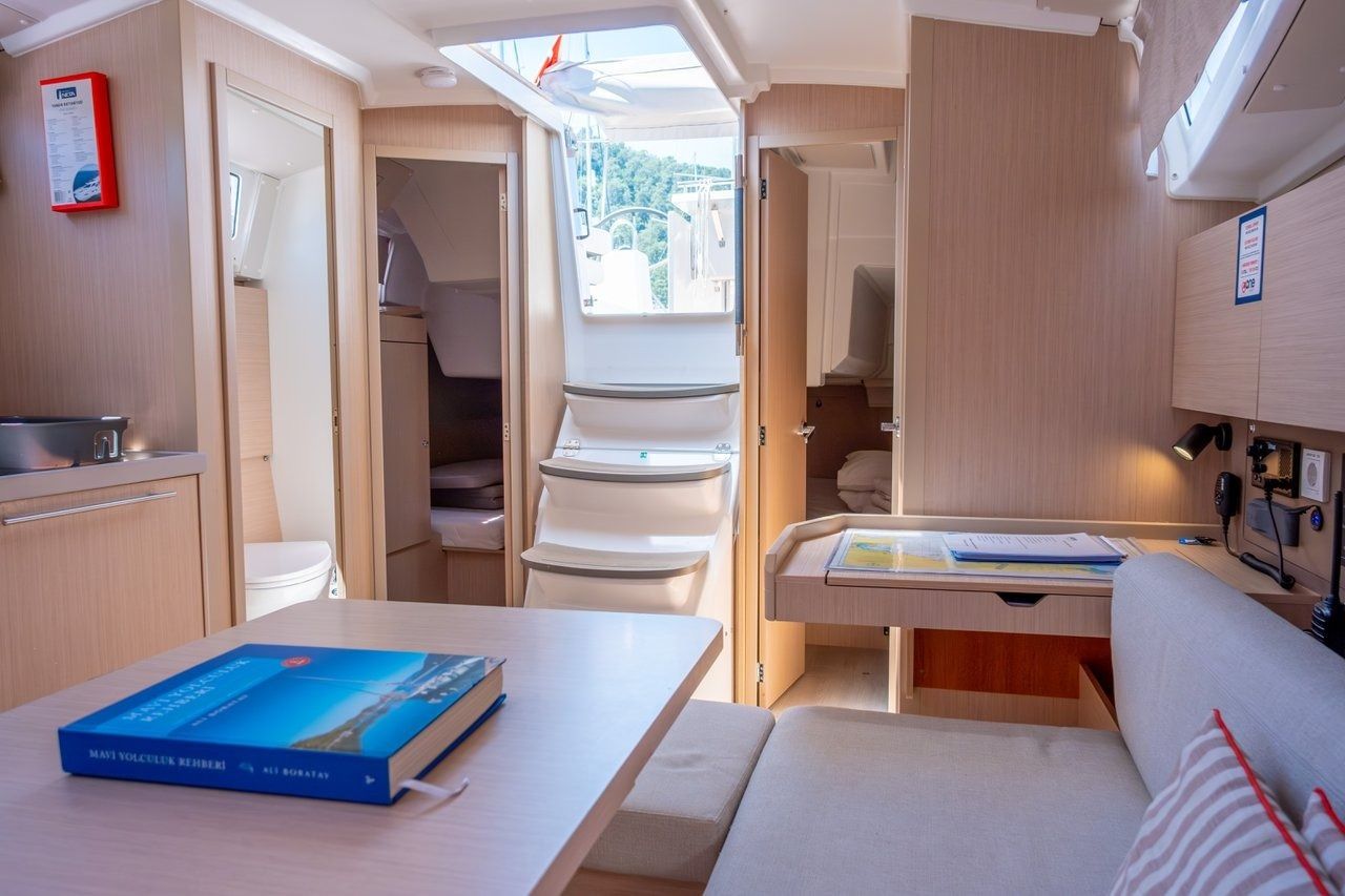 Beneteau Oceanis 38.1 | Triton 89